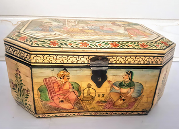 Restauración de una caja de hueso policromado. Artesanía India.